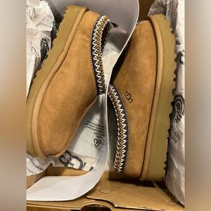 NIB Women’s Uggs Tasman Chestnut size 7
